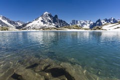 Bacca Blanc del lago sui precedenti del massiccio di Mont Blanc alpi Immagine Stock Libera da Diritti Bacca Blanc del lago sui precedenti del massiccio di Mont Blanc alpi Immagine Stock Libera da Diritti