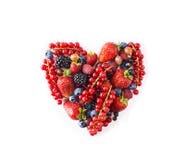Bacche assortite di forma del cuore su fondo bianco Le bacche nel cuore modellano isolato su un bianco Mirtilli maturi, ribes ros Fotografia Stock Bacche assortite di forma del cuore su fondo bianco Le bacche nel cuore modellano isolato su un bianco Mirtilli maturi, ribes ros Fotografia Stock