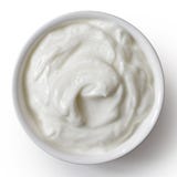 Bacia cerâmica branca de iogurte do skyr isolada no branco de cima de imagem de stock Bacia cerâmica branca de iogurte do skyr isolada no branco de cima de imagem de stock
