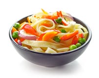 Bacia de macarronetes de ovo com vegetais Fotos de Stock Royalty Free Bacia de macarronetes de ovo com vegetais Fotos de Stock Royalty Free