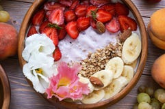 Bacia de madeira com granola e frutos imagens de stock royalty free Bacia de madeira com granola e frutos imagens de stock royalty free