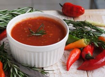 Bacia de molho picante do tomate com pimentas imagens de stock royalty free Bacia de molho picante do tomate com pimentas imagens de stock royalty free