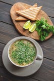 Bacia de sopa com marisco com brinde imagem de stock royalty free Bacia de sopa com marisco com brinde imagem de stock royalty free