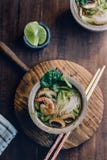 Bacia de sopa de macarronete asiática com hashis Fotos de Stock Bacia de sopa de macarronete asiática com hashis Fotos de Stock