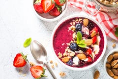 Bacia do batido das bagas, das porcas e do granola frescos foto de stock Bacia do batido das bagas, das porcas e do granola frescos foto de stock