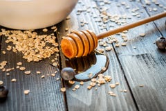 Bacia e chuvisco de Muesli imagem de stock royalty free Bacia e chuvisco de Muesli imagem de stock royalty free