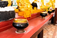 A bacia ou a esmola da monge rolam no templo do buddhism de Tailândia imagens de stock A bacia ou a esmola da monge rolam no templo do buddhism de Tailândia imagens de stock