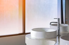 Bacino e rubinetto bianchi del lavandino del lavaggio nell'interno della toilette con w Fotografia Stock Libera da Diritti Bacino e rubinetto bianchi del lavandino del lavaggio nell'interno della toilette con w Fotografia Stock Libera da Diritti