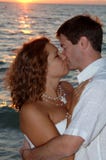 Bacio delle coppie di cerimonia nuziale di spiaggia fotografie stock libere da diritti Bacio delle coppie di cerimonia nuziale di spiaggia fotografie stock libere da diritti