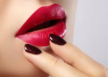 Bacio dolce Primo piano delle labbra della donna con trucco di rosso di modo Bella bocca femminile, labbra piene con trucco perfe immagine stock libera da diritti Bacio dolce Primo piano delle labbra della donna con trucco di rosso di modo Bella bocca femminile, labbra piene con trucco perfe immagine stock libera da diritti