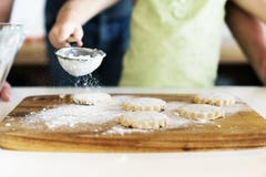 Backen-Plätzchen-Kinderbäckerei-Spaß-Konzept lizenzfreies stockfoto Backen-Plätzchen-Kinderbäckerei-Spaß-Konzept lizenzfreies stockfoto