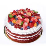 Backen Sie den roten Samt zusammen, der mit Beeren und Früchten verziert wird stockfoto Backen Sie den roten Samt zusammen, der mit Beeren und Früchten verziert wird stockfoto