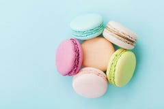 Backen Sie macaron oder Makrone auf Türkishintergrund von oben, Mandelgebäck, Pastellfarben zusammen Stockbild Backen Sie macaron oder Makrone auf Türkishintergrund von oben, Mandelgebäck, Pastellfarben zusammen Stockbild