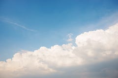 Background of the clear blue cerulean sky with big fluffy white cloud upon on it Royalty Free Stock Images Background of the clear blue cerulean sky with big fluffy white cloud upon on it Royalty Free Stock Images
