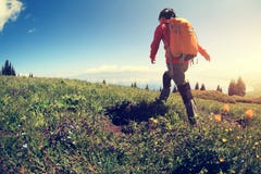 Backpacker de la mujer que camina en pico de montaña hermoso Imagenes de archivo Backpacker de la mujer que camina en pico de montaña hermoso Imagenes de archivo