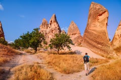 Backpacker solo wandelend onder de holrotsen stock afbeelding Backpacker solo wandelend onder de holrotsen stock afbeelding