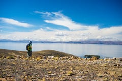 Backpacker исследуя величественный Inca отстает на острове Солнця, озере Titicaca, среди самого сценарного назначения перемещения стоковое фото Backpacker исследуя величественный Inca отстает на острове Солнця, озере Titicaca, среди самого сценарного назначения перемещения стоковое фото