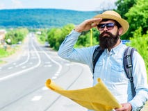 Backpackermens die door op van hem reizen te liften Wat daar is De toerist met kaart ziet vertrouwd oriëntatiepunt schijnt Royalty-vrije Stock Fotografie Backpackermens die door op van hem reizen te liften Wat daar is De toerist met kaart ziet vertrouwd oriëntatiepunt schijnt Royalty-vrije Stock Fotografie