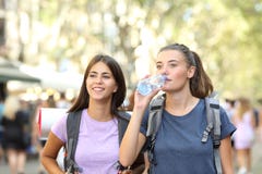 Backpackers sightseeing walking on vacation in the street stock photography Backpackers sightseeing walking on vacation in the street stock photography