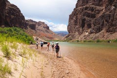 Backpackers отдыхая Колорадо в гранд-каньоне стоковое изображение Backpackers отдыхая Колорадо в гранд-каньоне стоковое изображение