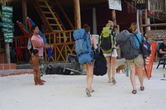 Backpakers na ilha de Koh Rong Imagem de Stock Backpakers na ilha de Koh Rong Imagem de Stock