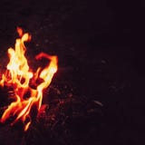 Backround noir de flammes lumineuses du feu images libres de droits Backround noir de flammes lumineuses du feu images libres de droits