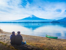 Backside of asia couple traveler 30s to 40s sit and see lake at royalty free stock photos Backside of asia couple traveler 30s to 40s sit and see lake at royalty free stock photos