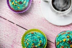 Backt kleine Kuchen zur Feier von Weihnachten zusammen lizenzfreies stockbild Backt kleine Kuchen zur Feier von Weihnachten zusammen lizenzfreies stockbild