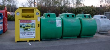 Bacs de recyclage en métal sur un voiture-parc local de supermarché image libre de droits Bacs de recyclage en métal sur un voiture-parc local de supermarché image libre de droits