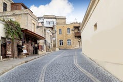 BACU, AZERBAIGIAN - 17 OTTOBRE 2014: Una vista della via alla vecchia città a Bacu, Azerbaigian fotografia stock libera da diritti BACU, AZERBAIGIAN - 17 OTTOBRE 2014: Una vista della via alla vecchia città a Bacu, Azerbaigian fotografia stock libera da diritti