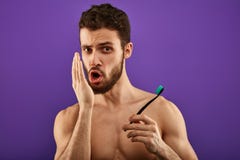 bad breath Νέο όμορφο άτομο που ελέγχει την αναπνοή του με το χέρι του στοκ φωτογραφία bad breath Νέο όμορφο άτομο που ελέγχει την αναπνοή του με το χέρι του στοκ φωτογραφία
