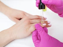 Badekurortölbehandlung als Maniküreschritt lizenzfreies stockfoto Badekurortölbehandlung als Maniküreschritt lizenzfreies stockfoto