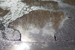 Baden asfalterade vägen med en stor grop som fylldes med vatten Farlig förstörd roadbed arkivfoton Baden asfalterade vägen med en stor grop som fylldes med vatten Farlig förstörd roadbed arkivfoton