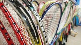 Badmintonrackets in dichte omhooggaand van de spelenkast die worden opgeslagen royalty-vrije stock foto Badmintonrackets in dichte omhooggaand van de spelenkast die worden opgeslagen royalty-vrije stock foto