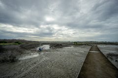 BADUNG, BALI/INDONESIA- 8-ОЕ МАРТА 2019: Шлюпка рыболова вставленная на грязи из-за малой воды в Benoa стоковые фото BADUNG, BALI/INDONESIA- 8-ОЕ МАРТА 2019: Шлюпка рыболова вставленная на грязи из-за малой воды в Benoa стоковые фото