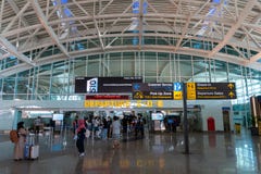BADUNG/BALI- 28 ΜΑΡΤΊΟΥ 2019: Η τελική ατμόσφαιρα αναχώρησης στο διεθνή αερολιμένα Ngurah Rai με έναν με μοντέρνα εμφάνιση στοκ εικόνα με δικαίωμα ελεύθερης χρήσης BADUNG/BALI- 28 ΜΑΡΤΊΟΥ 2019: Η τελική ατμόσφαιρα αναχώρησης στο διεθνή αερολιμένα Ngurah Rai με έναν με μοντέρνα εμφάνιση στοκ εικόνα με δικαίωμα ελεύθερης χρήσης