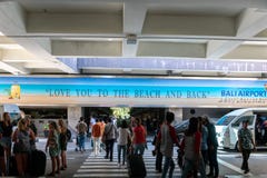 BADUNG/BALI- 28-ОЕ МАРТА 2019: Атмосфера гомона в комплектует вверх зону ‹â€ ‹â€ международный аэропорт в Ngurah Rai Увиденное a стоковое изображение BADUNG/BALI- 28-ОЕ МАРТА 2019: Атмосфера гомона в комплектует вверх зону ‹â€ ‹â€ международный аэропорт в Ngurah Rai Увиденное a стоковое изображение