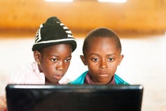 Bafoussam, Cameroun - 6 août 2018 : enfants africains, dans la salle de classe regardant l'écran d'ordinateur portable apprenant photos libres de droits Bafoussam, Cameroun - 6 août 2018 : enfants africains, dans la salle de classe regardant l'écran d'ordinateur portable apprenant photos libres de droits
