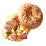 Bagel z rozdrapanymi jajkami i bekonem odizolowywającymi na bielu zdjęcia royalty free Bagel z rozdrapanymi jajkami i bekonem odizolowywającymi na bielu zdjęcia royalty free