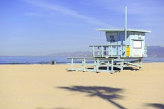 Bagnino Stand nella sabbia, spiaggia di Venezia, California immagini stock Bagnino Stand nella sabbia, spiaggia di Venezia, California immagini stock
