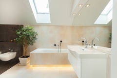 Bagno moderno con bathtube illuminato fotografia stock Bagno moderno con bathtube illuminato fotografia stock