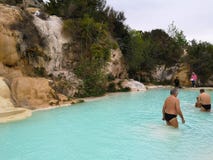 Bagno Vignoni, Ιταλία - 24 Απριλίου 2019: Φυσική πισίνα με το νερό θερμών πηγών στοκ εικόνες με δικαίωμα ελεύθερης χρήσης Bagno Vignoni, Ιταλία - 24 Απριλίου 2019: Φυσική πισίνα με το νερό θερμών πηγών στοκ εικόνες με δικαίωμα ελεύθερης χρήσης
