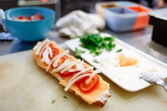 Baguette com os salmões no processo de cozimento em uma placa branca fotos de stock Baguette com os salmões no processo de cozimento em uma placa branca fotos de stock
