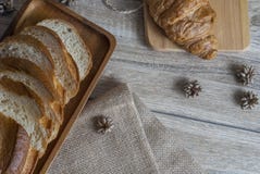 Baguette et croissant placés sur une table en bois pour le service image libre de droits Baguette et croissant placés sur une table en bois pour le service image libre de droits