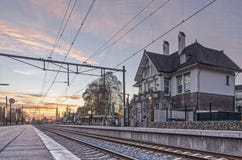 Bahnhof am Sonnenuntergang lizenzfreies stockfoto Bahnhof am Sonnenuntergang lizenzfreies stockfoto