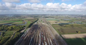 Bahnkreuzung von Zügen, Zwijndrecht-kijfhoek, Vogelperspektive, die Niederlande stock footage Bahnkreuzung von Zügen, Zwijndrecht-kijfhoek, Vogelperspektive, die Niederlande stock footage
