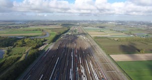 Bahnkreuzung von Zügen, Zwijndrecht-kijfhoek, Vogelperspektive, die Niederlande stock video Bahnkreuzung von Zügen, Zwijndrecht-kijfhoek, Vogelperspektive, die Niederlande stock video