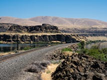 Bahnstrecken, die entlang Columbia River Schlucht - WA, USA laufen lizenzfreies stockfoto Bahnstrecken, die entlang Columbia River Schlucht - WA, USA laufen lizenzfreies stockfoto