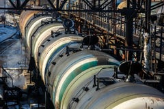Bahnz?ge mit Beh?ltern f?r den Transport von Erd?lprodukten sind auf dem Abstellgleise stockfoto Bahnz?ge mit Beh?ltern f?r den Transport von Erd?lprodukten sind auf dem Abstellgleise stockfoto