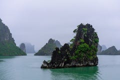 Bahía de Halong en nubes místicas Atmoshpere místico en la bahía famosa del halong imagen de archivo Bahía de Halong en nubes místicas Atmoshpere místico en la bahía famosa del halong imagen de archivo